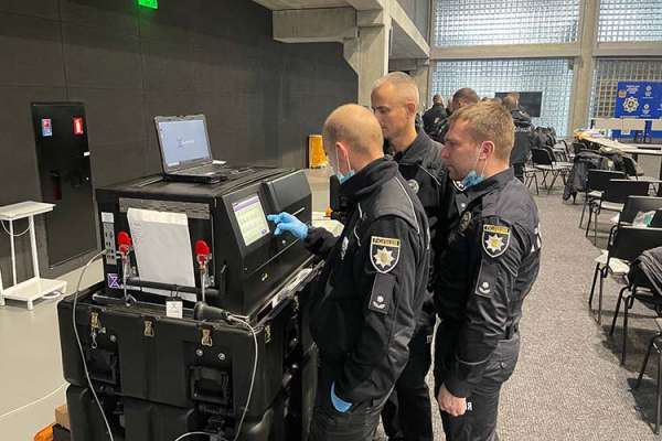 Поліцейські Тернопільщини отримали сучасний апарат для ідентифікації особи