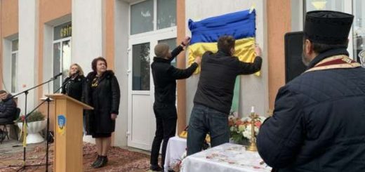 Сини Олега Барни відкривають меморіальну дошку. Фото: Суспільне Тернопіль