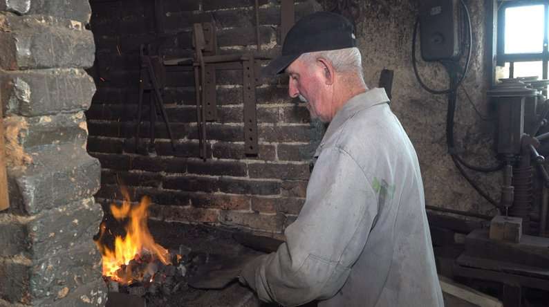 Коваль кує підкову. Суспільне Тернопіль