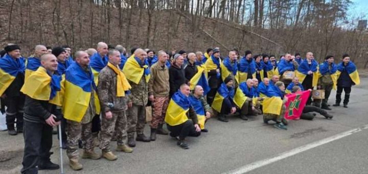 З російського полону повернулися 11 жителів Тернопільщини. Фото з допису Володимира Зеленського.