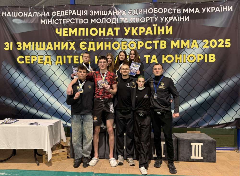 Тернопільські призери зі своїми наставниками.