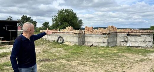 будують храм замість будинку УПЦ МП Сураж