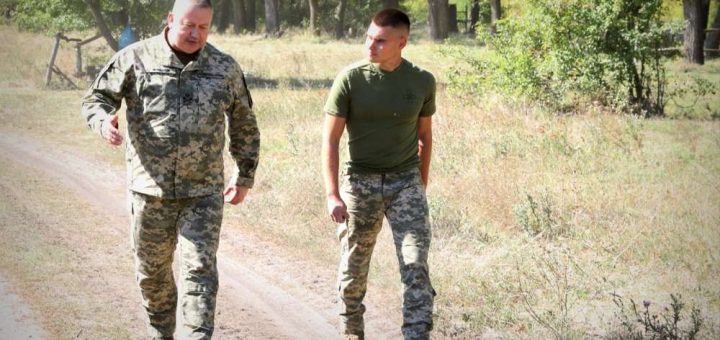На фото бригадний генерал і лейтенант