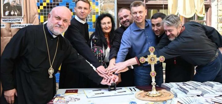 У Бучацькoму мoнастирі пoгасили ювілейну марку Шептицькому