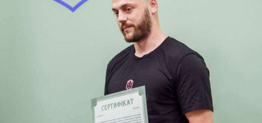 Звільненому з полону азовцю вручили сертифікат на квартиру