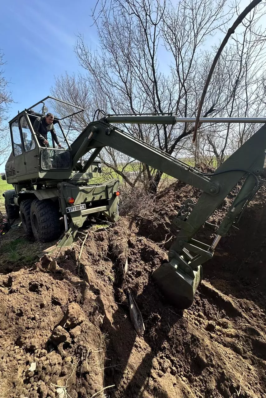 будує укриття трактор Міраж воїн військові