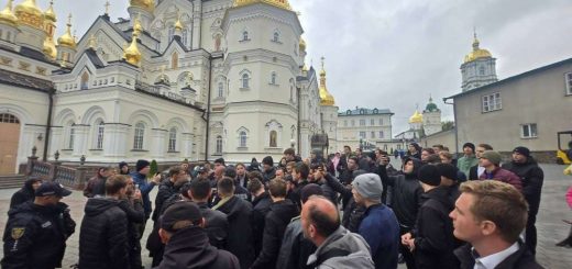 Почаїв правоохоронці лавра слідчі дії