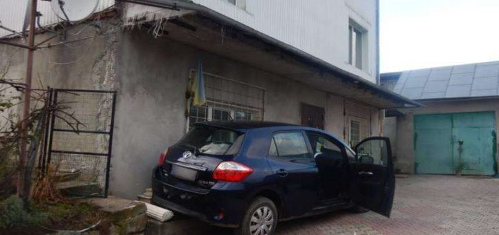 авто чоловік придавило смерть