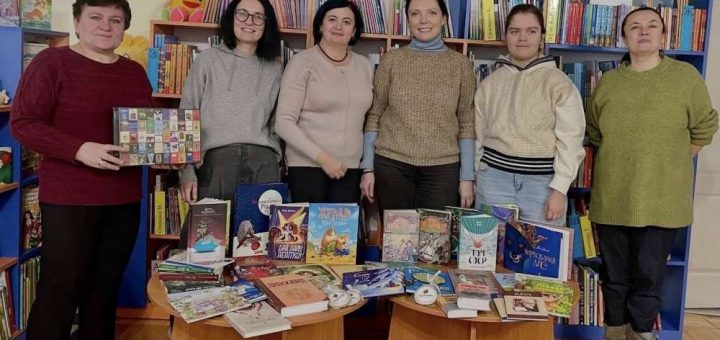 Благодійний фонд "Подоляни" передав книги тернопільській бібліотеці