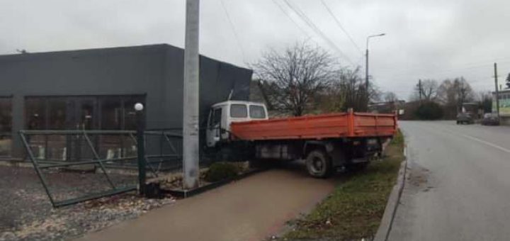 вантажівка в магазині аварія