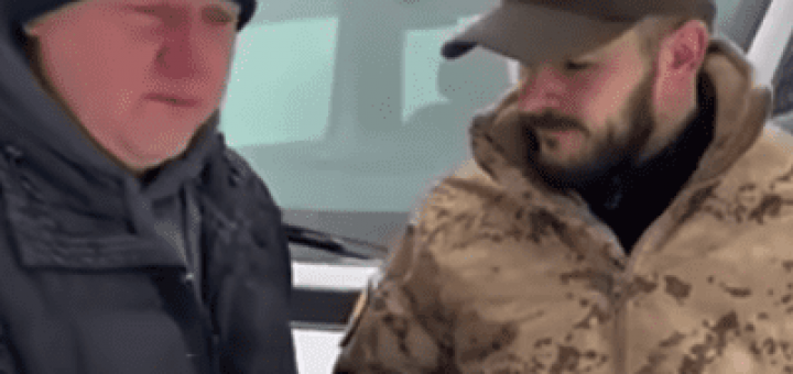 У Збаражі передали автомобіль для ЗСУ.