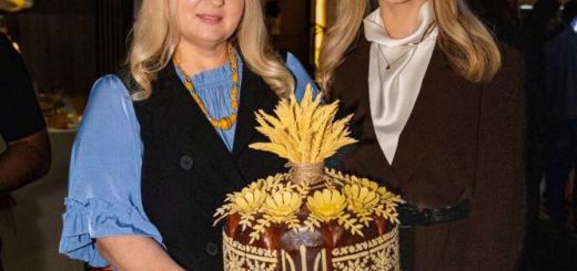 Оксана Клюйко з донькою Іванною Клюйко та коровай, проданий на аукціоні