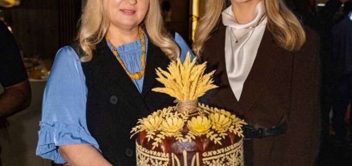 Оксана Клюйко з донькою Іванною Клюйко та коровай, проданий на аукціоні