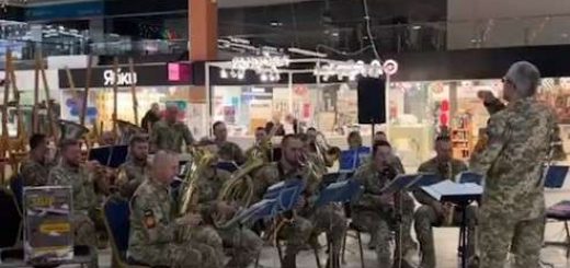 військовий оркестр ТРЦ Подоляни