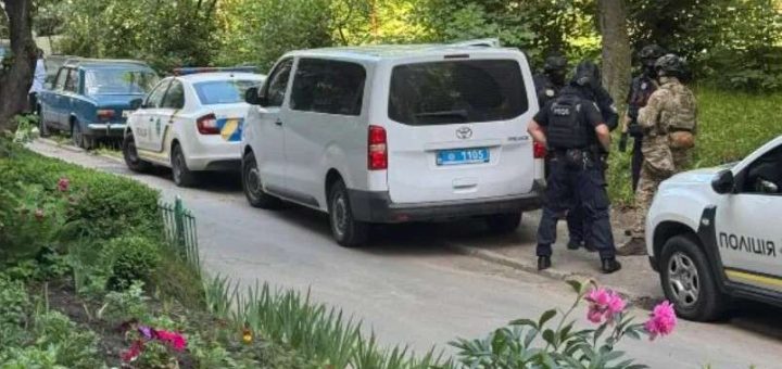 забарикадувався чоловік на бандери Тернопіль