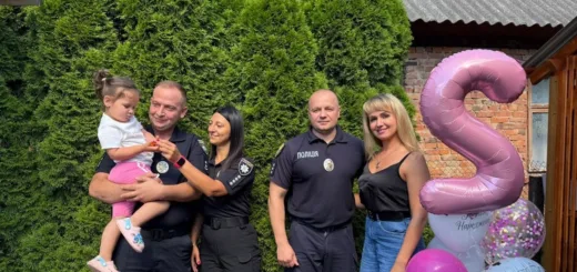 У Чорткові поліцейські привітали з днем народження донечку загиблого побратима