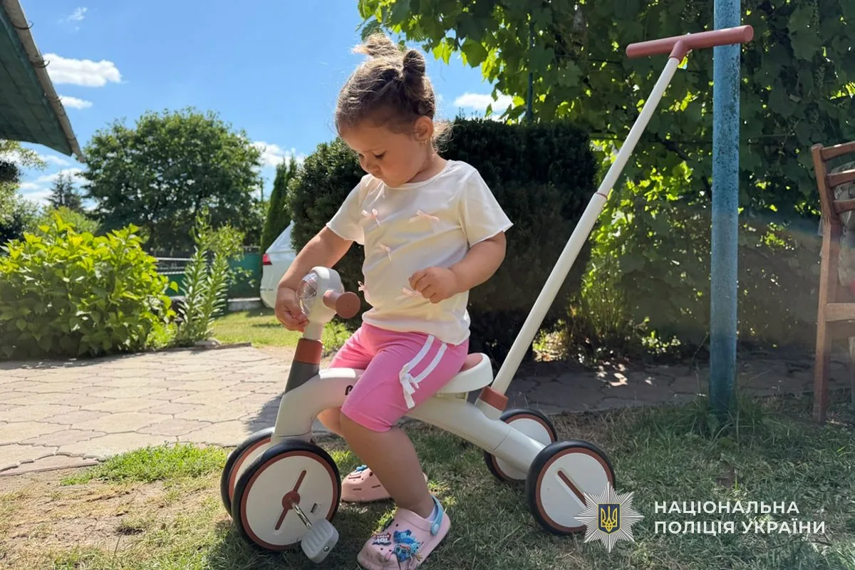 У Чорткові поліцейські привітали з днем народження донечку загиблого побратима