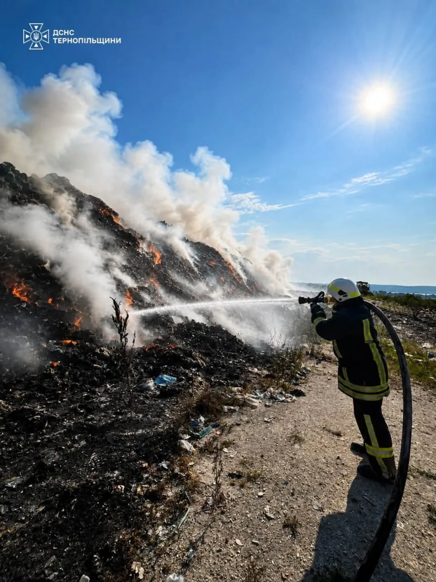 У Малашівцях другий день поспіль гасять масштабну пожежу сміттєзвалища
