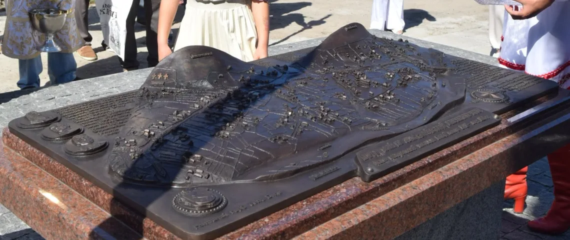На Чортківщині відкрили бронзову інсталяцію частини села Біла кінця 18-початку 19 століть