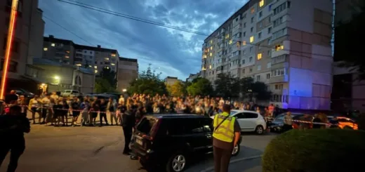 У Тернополі група людей напала на автомобіль працівників ТЦК