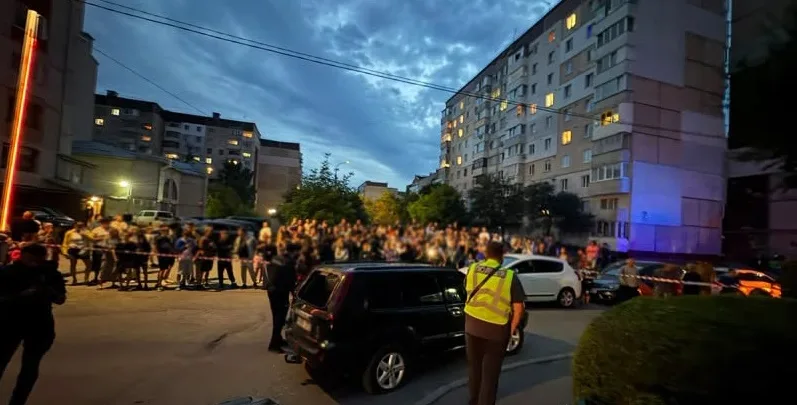 У Тернополі група людей напала на автомобіль працівників ТЦК
