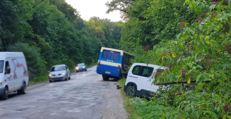 На Тернопільщині сталася ДТв аварію потрапив рейсовий автобус