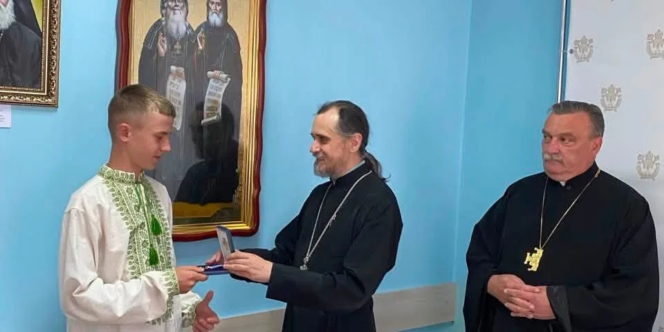 15-річного волонтера із Заліщиків Владислава Калакайла нагородили церковною медаллю за допомогу ЗСУ