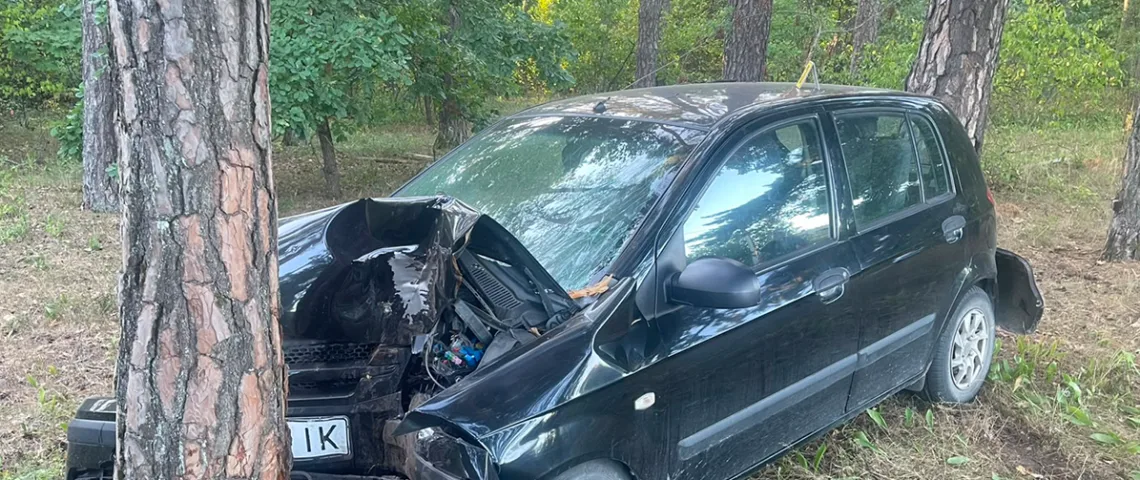 Не впорався з керуванням і врізався в дерево: на Тернопільщині травмувався водій