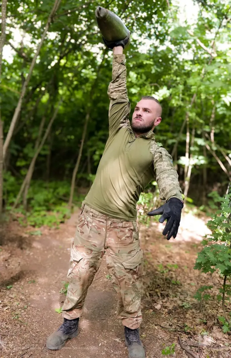 тренування 44 бригади
Військовослужбовці 44 окремої артилерійської бригади імені гетьмана Данила Апостола навіть у напруженому ритмі служби знаходять час для фізичних тренувань. Про це повідомили у бригаді.
Там зазначають, що витривалість не формується за один день. Її розвивають завдяки регулярним тренуванням, системній роботі над собою та постійному підтриманню фізичної форми.
Фізичні вправи допомагають військовим розвивати силу та витривалість, а також легше переносити значні навантаження під час служби.
Тренування допомагають долати стрес
У бригаді наголошують, що фізична активність важлива не лише для підтримання належного рівня підготовки.
Регулярні тренування також допомагають військовослужбовцям краще справлятися зі стресом, зберігати психологічну стійкість та бути готовими до нових викликів.
«Щодня стаємо сильнішими, витривалішими та готовими до нових викликів», — зазначили у 44 окремій артилерійській бригаді.