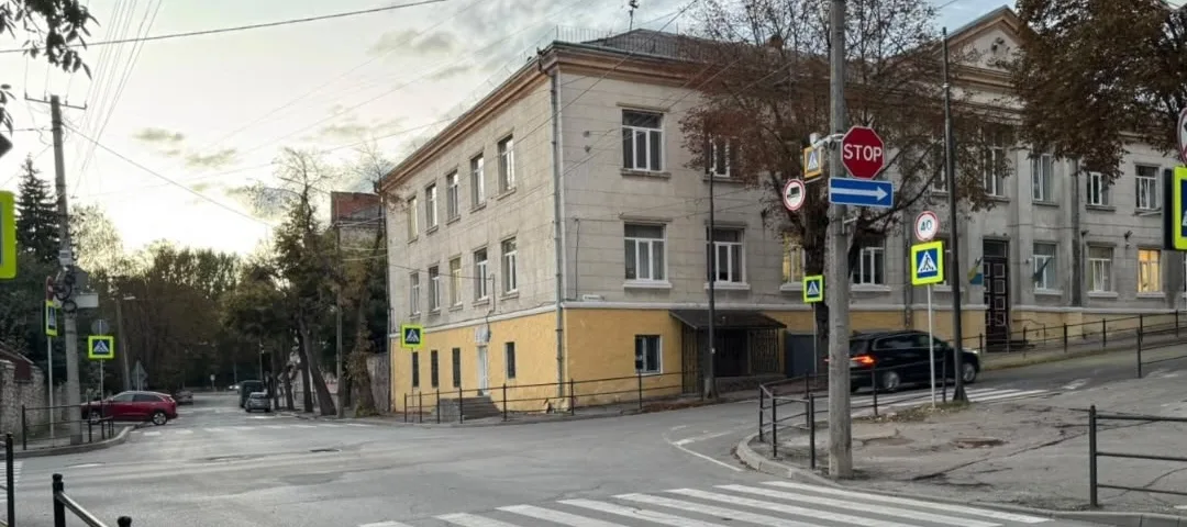 Наїхав на 18-річну дівчину і втік: у Тернополі поліція розшукує водія