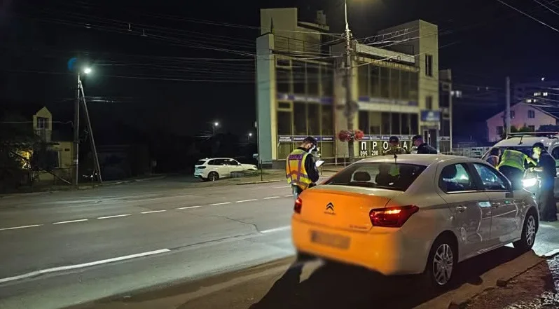 Поклала на капот авто поліції 185 Євро: у Тернополі водійка намагалася «відкупитися» від відповідальності