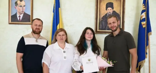 Виготовляє випічку, прикраси і допомагає ЗСУ: школярку з Тернополя відзначили за волонтерство