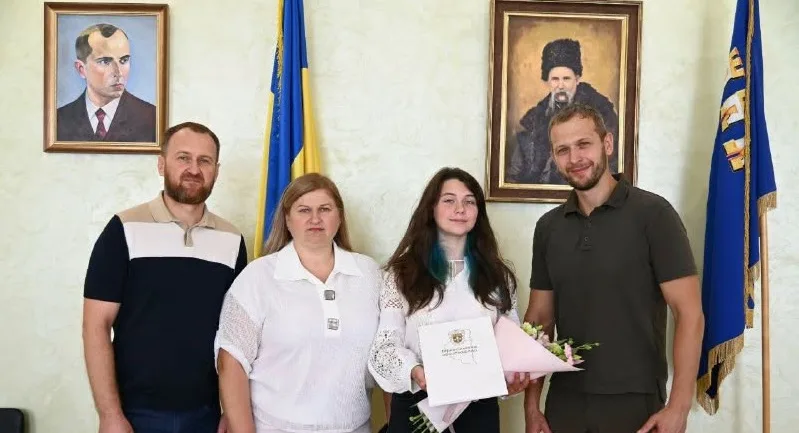 Виготовляє випічку, прикраси і допомагає ЗСУ: школярку з Тернополя відзначили за волонтерство