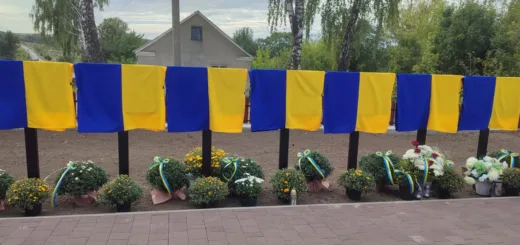 У Снігурівці відкрили меморіальні дошки на честь восьми загиблих Захисників України