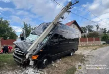 На Чортківщині рейсовий автобус в’їхав в електроопору: є травмовані, у водія – алкоголь у крові