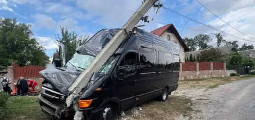 На Чортківщині рейсовий автобус в’їхав в електроопору: є травмовані, у водія – алкоголь у крові
