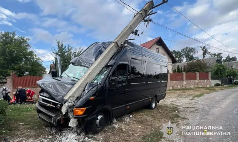 На Чортківщині рейсовий автобус в’їхав в електроопору: є травмовані, у водія – алкоголь у крові