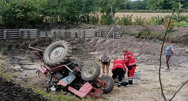 На Кременеччині перекинувся трактор: загинув водій