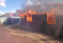 У Чорткові рятувальники гасили пожежу господарської будівлі