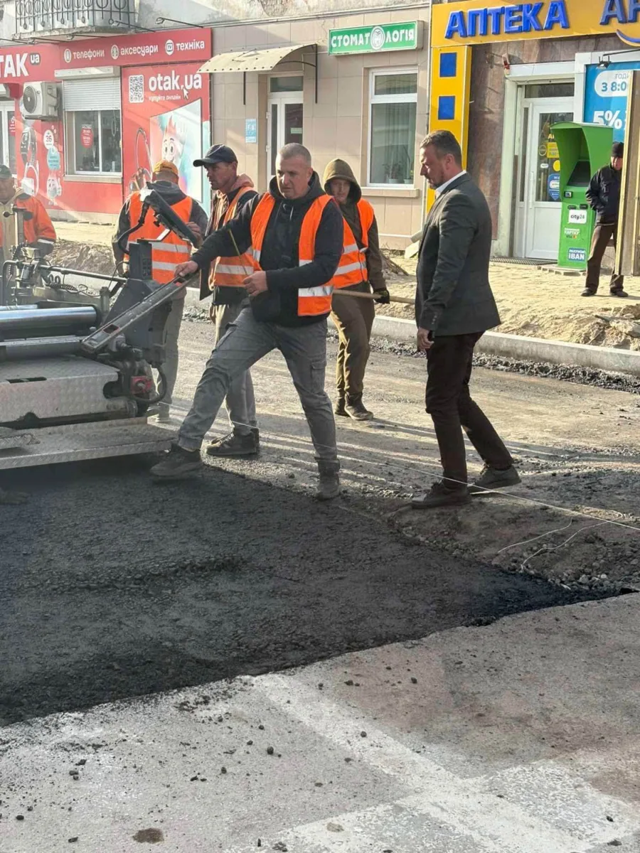 У Теребовлі на дорозі М-19 розпочали укладати асфальт