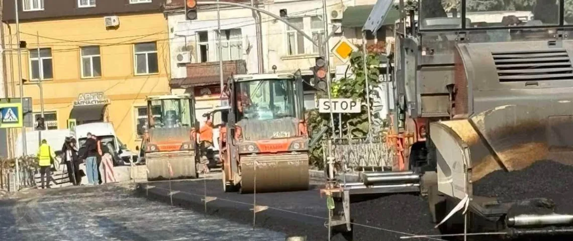 У Теребовлі на дорозі М-19 розпочали укладати асфальт