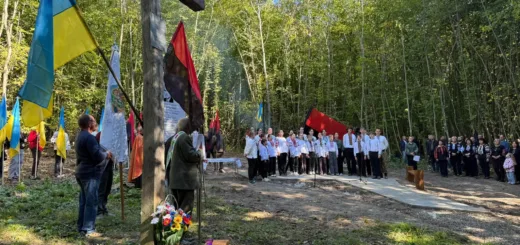 На Тернопільщині в урочищі Вертеба освятили меморіальну композицію
