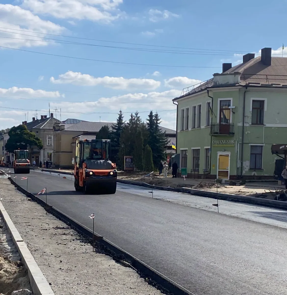 У Теребовлі на дорозі М-19 розпочали укладати асфальт