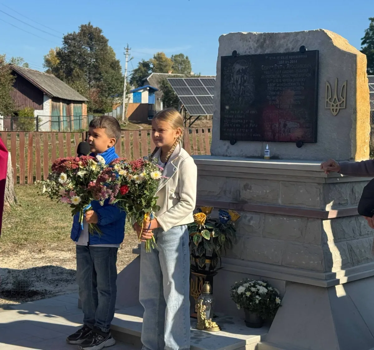У селі Залав’ на Тернопільщині освятили меморіальну дошку воїну Віктору Семчуку