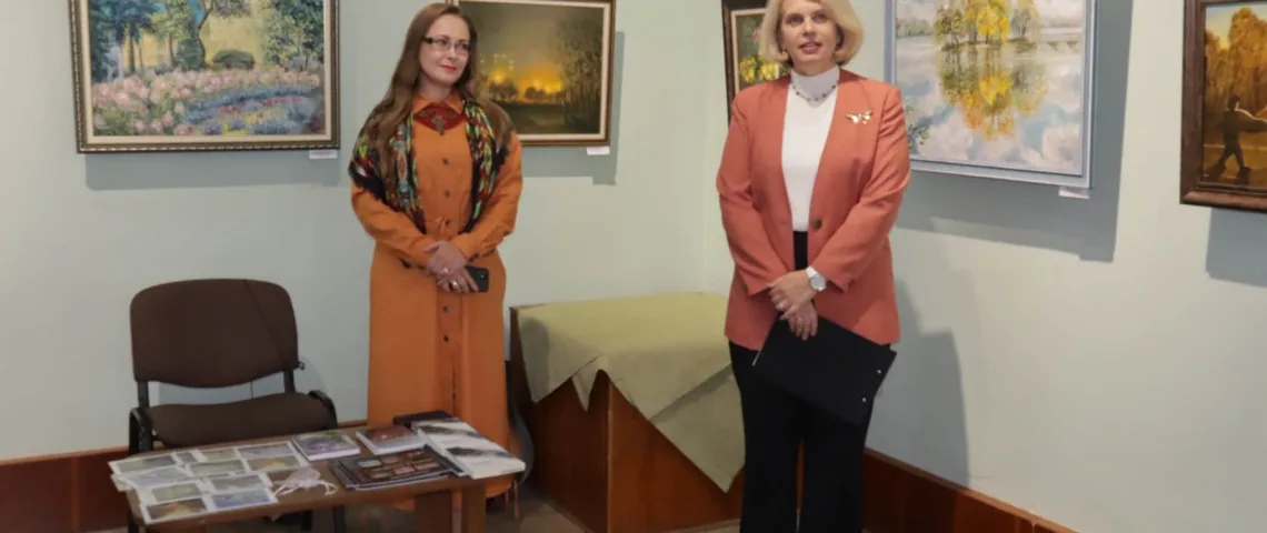 «Витоки: розмова зі світом»: у Тернополі відкрили виставку картин Наталії Демедюк