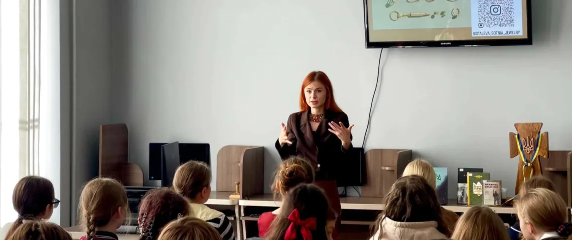 У Тернополі Зоряна Биндас презентувала школярам дитячу книжку-фентезі «Норд і Сталева сотня»