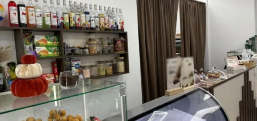 У Чорткові жінка вдарила працівницю кав’ярні через запізнення на роботу