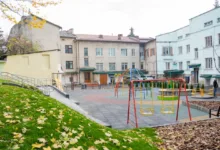 У Тернополі біля дитячої поліклініки облаштували інклюзивний майданчик за кошти «Громадського бюджету»