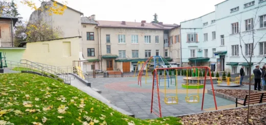 У Тернополі біля дитячої поліклініки облаштували інклюзивний майданчик за кошти «Громадського бюджету»
