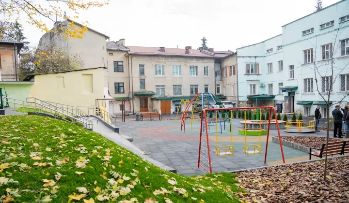 У Тернополі біля дитячої поліклініки облаштували інклюзивний майданчик за кошти «Громадського бюджету»